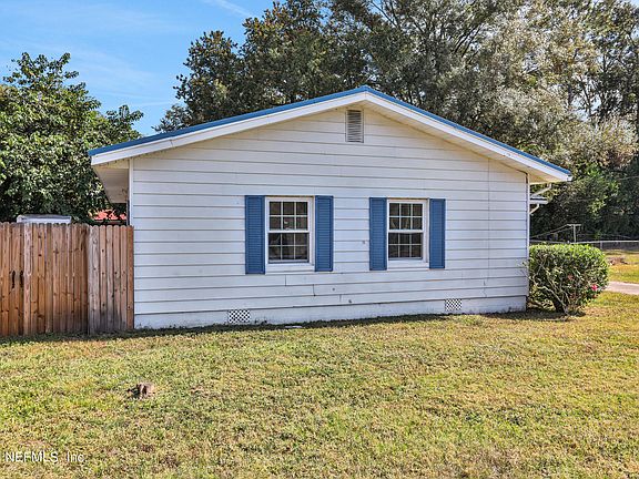 3rd image of 445 SW MCFARLANE Avenue