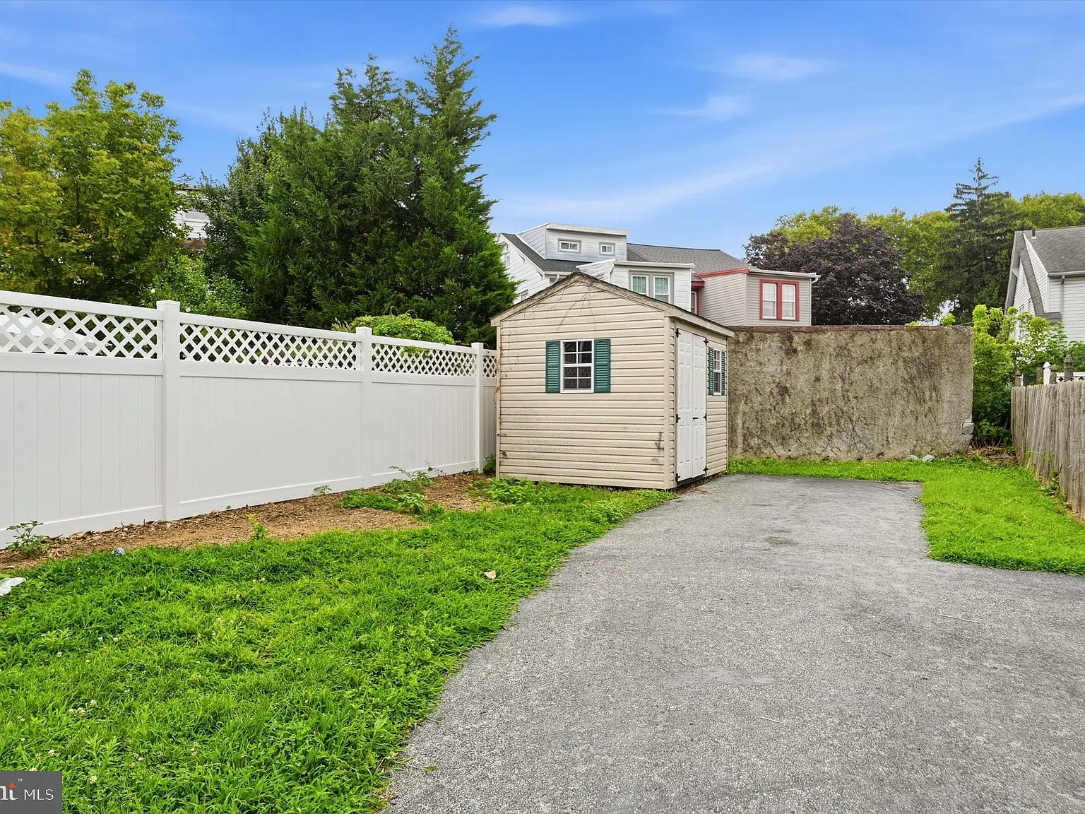 3 bed, 1.0 bath, 1479 sqft, $3,200 — Photo 2