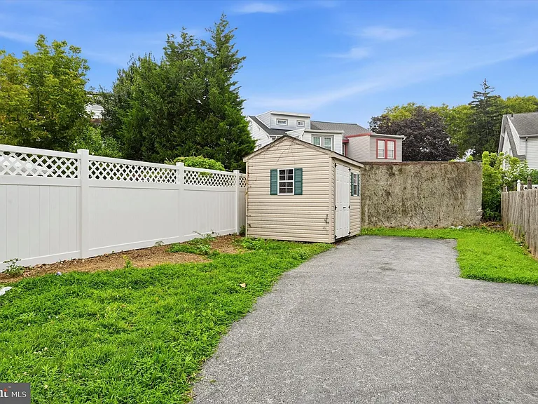 122 Wilson Ave — Photo 2