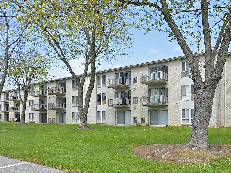 Cavalier Country Club Apartments — Photo 14