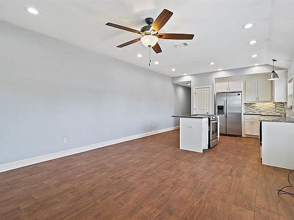 5th image of 602 E College St