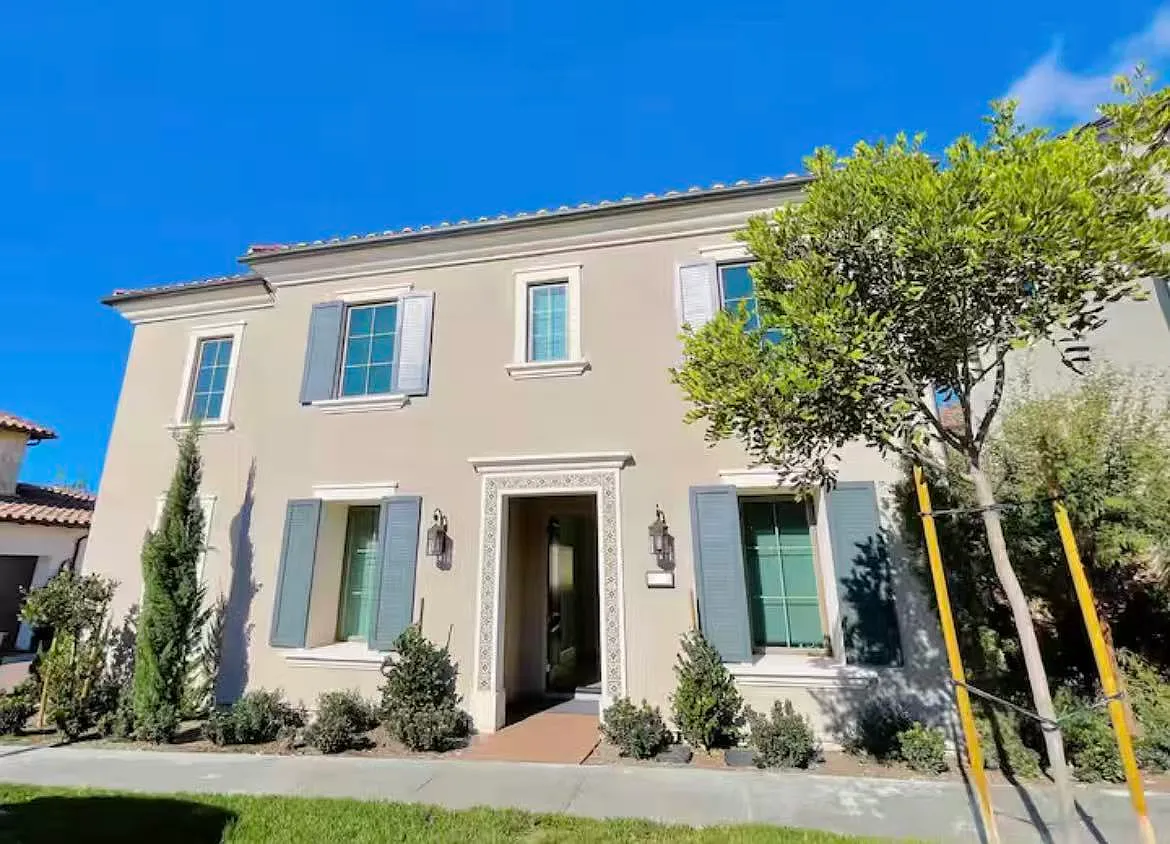 4 bed, 3.5 bath, 2434 sqft, $6,800 — Photo 1