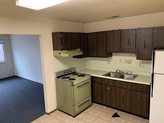 Kitchen (this photo is old, kitchen floor is newly re-done)
