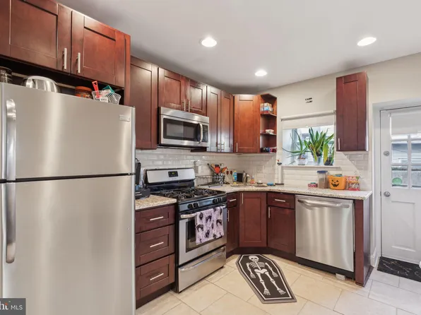2408 S American St, Philadelphia, PA 19148