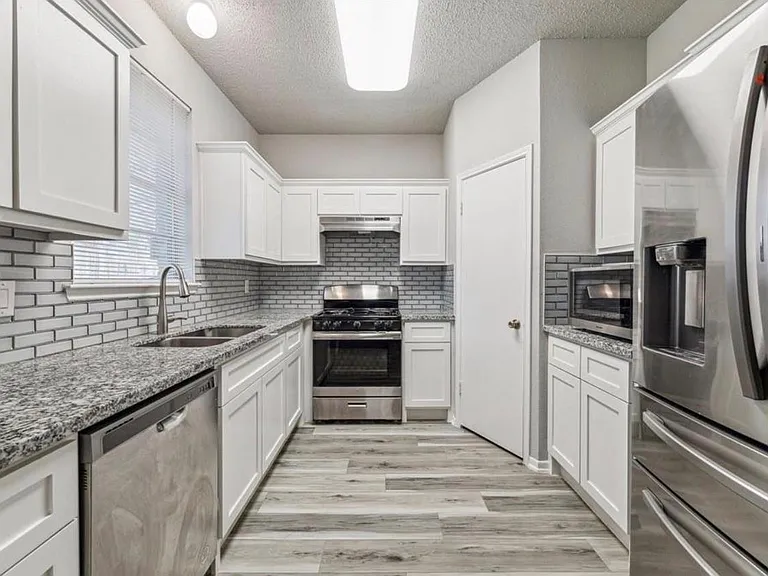 8030 Log Hollow Dr — Photo 4
