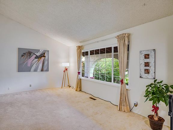 4th image of 726 Calico Ct