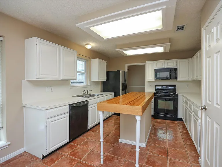 22815 Red River Dr — Photo 8