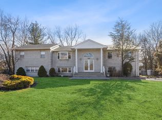 562 Franklin Ave, Franklin Lakes, NJ 07417