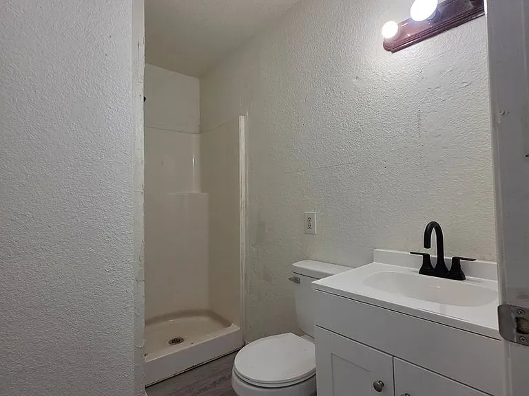 302 E Anna St — Photo 11