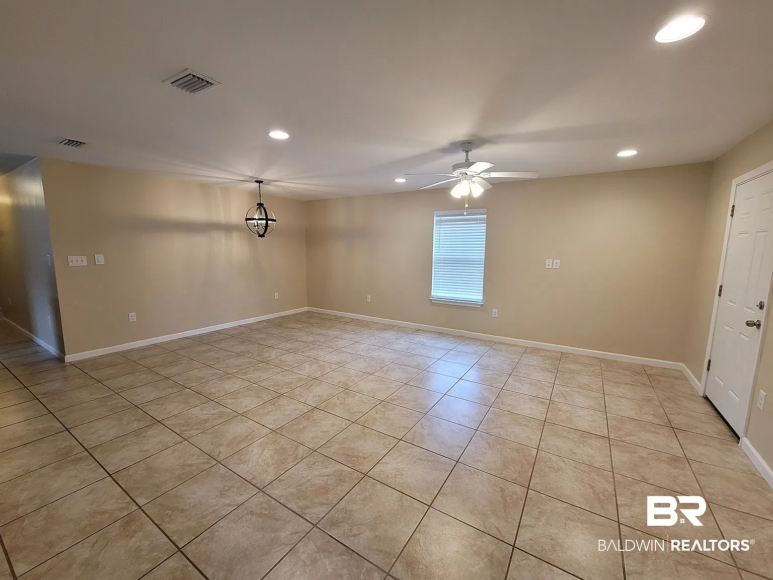 3 bed, 2.0 bath, 1399 sqft, $1,800 — Photo 2