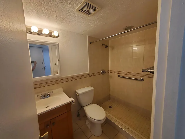 10760 N Kendall Dr #I5 — Photo 5