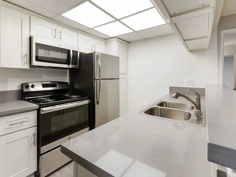 Amanda Regency Apartments — Photo 9