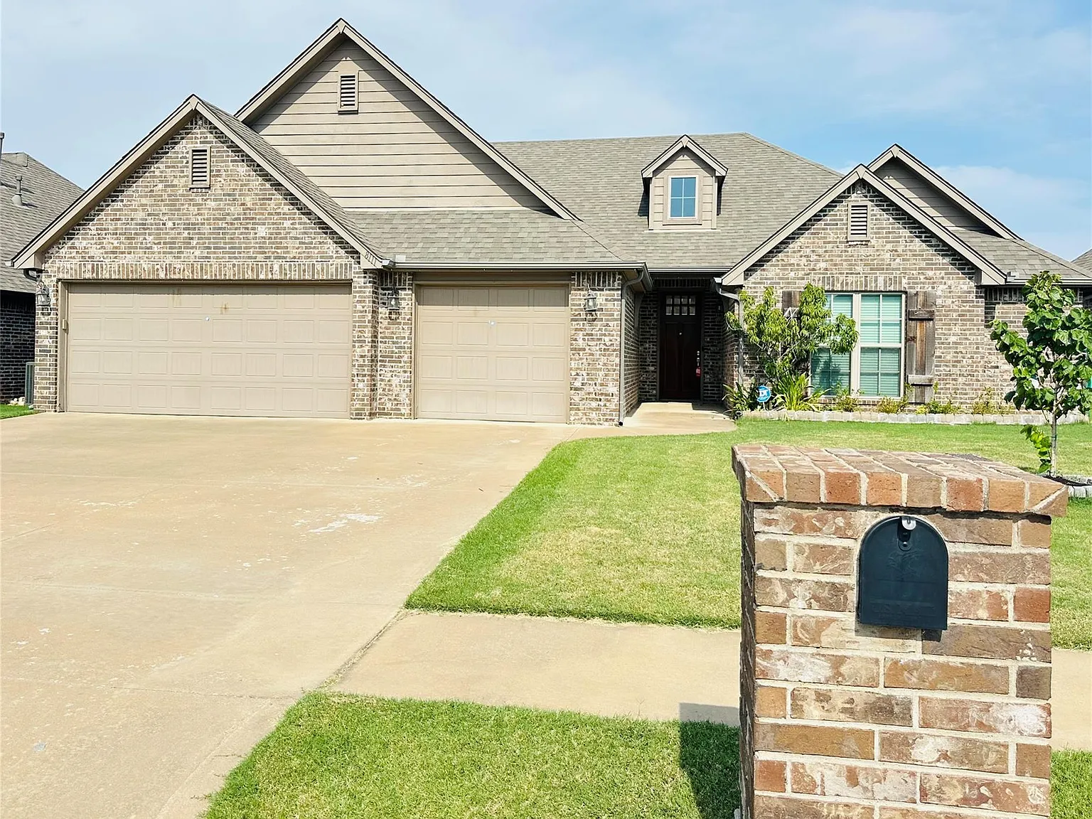 4 bed, 2.0 bath, 2136 sqft, $2,150 — Photo 1