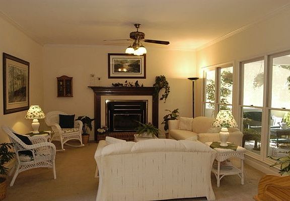 Large Family Room w/ Fireplace