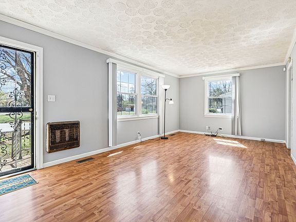 5th image of 810 Country Club Dr