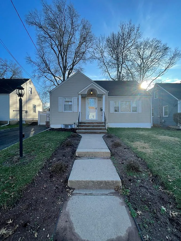 4 bed, $3,800 — Photo 1