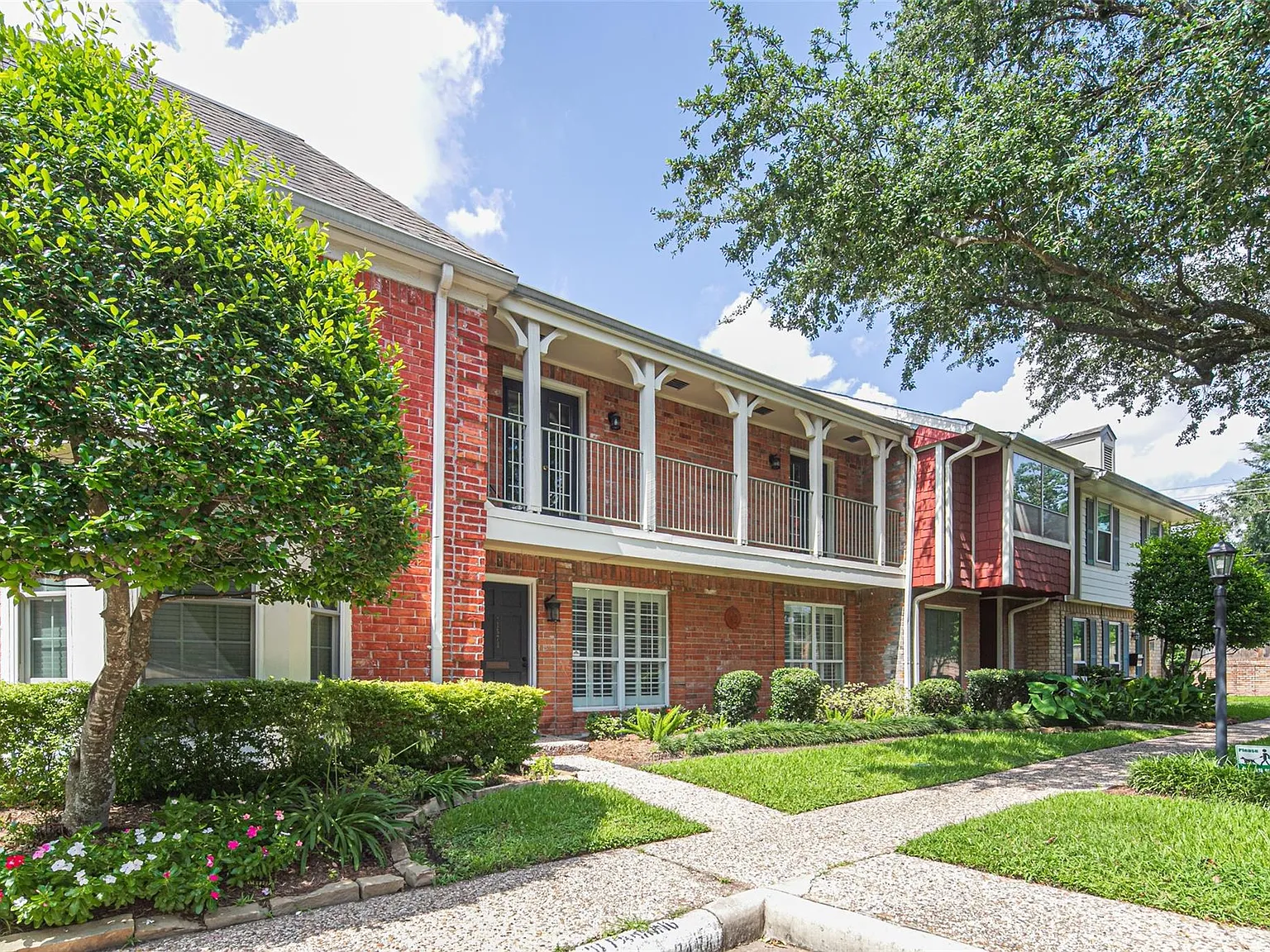 3 bed, 2.5 bath, 2378 sqft, $2,400 — Photo 1