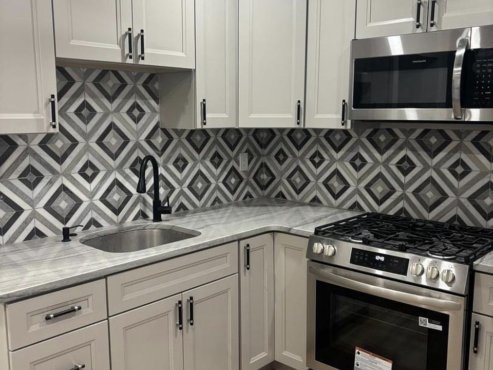 1st image of 320 Loney St Floor 3