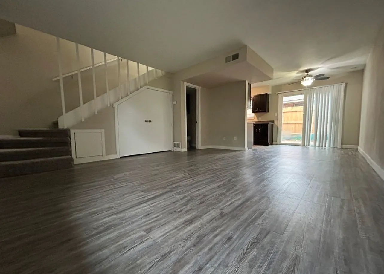 2 bed, 1.5 bath, 1000 sqft, $995 — Photo 2