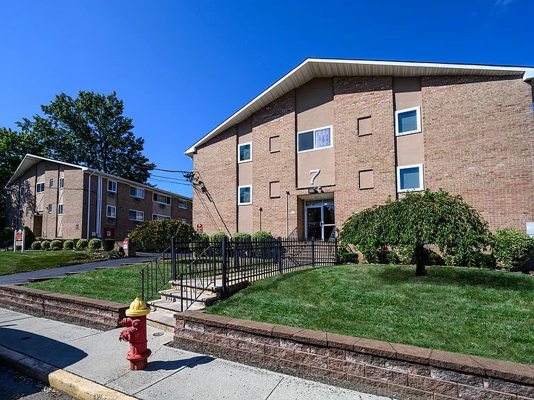 Rutgers Court Apartments — Photo 15