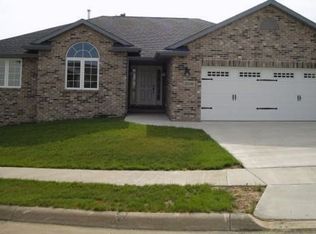 3550 Eclipse Cir, Dubuque, IA 52003