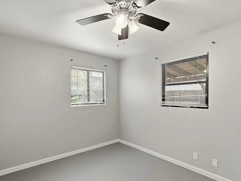 121 W Birdman Dr #A — Photo 3