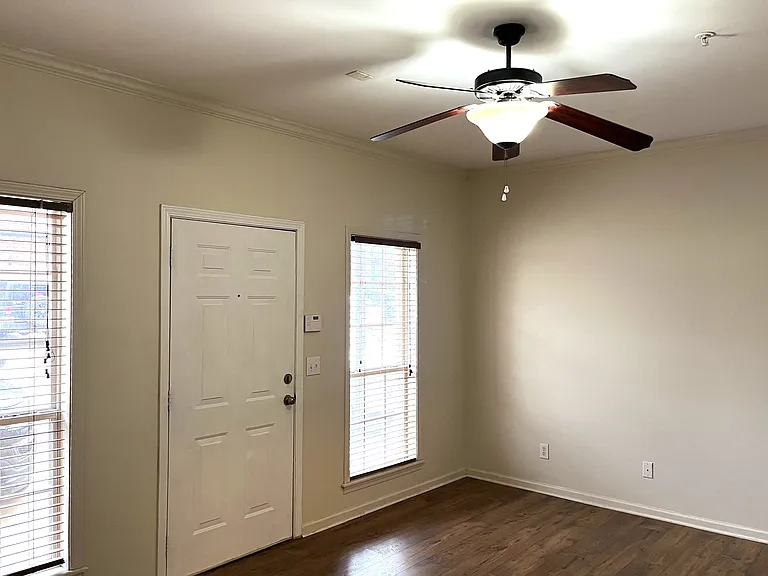 216 Lincoln Grn #B — Photo 3