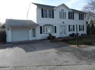 25 Hillside Dr, Warwick, RI 02889