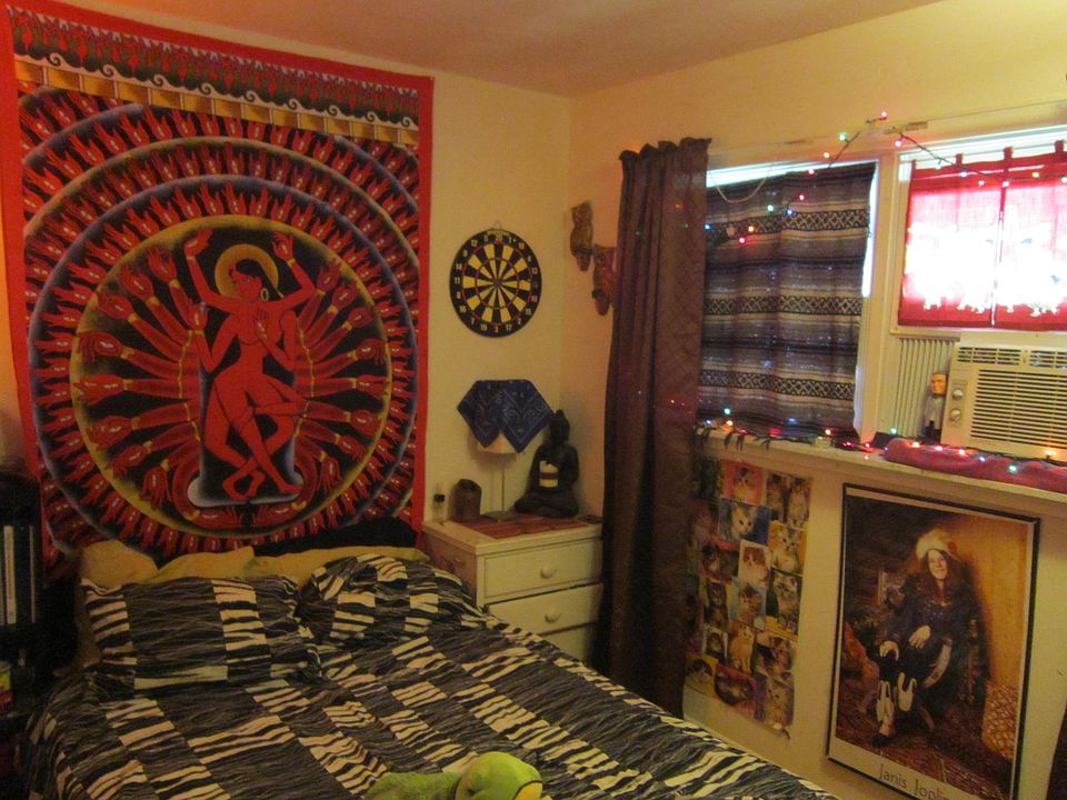 Larger bedroom.