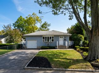 39 Wellington Ave, Deer Park, NY 11729