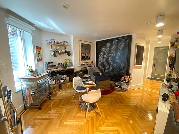 2nd image of 324 W 47th St APT 3A
