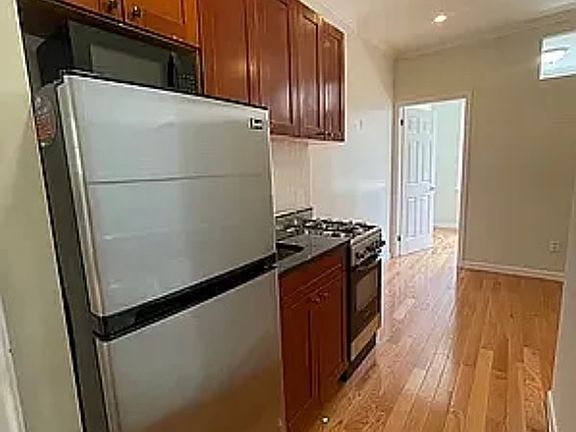 3rd image of 235 E 27th St APT 4B