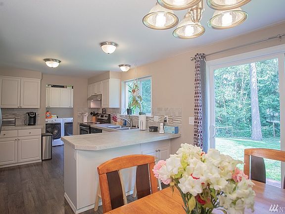5th image of 121 E Sea Vista Ln