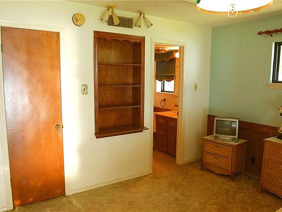 4th image of 304 Point Royal Dr