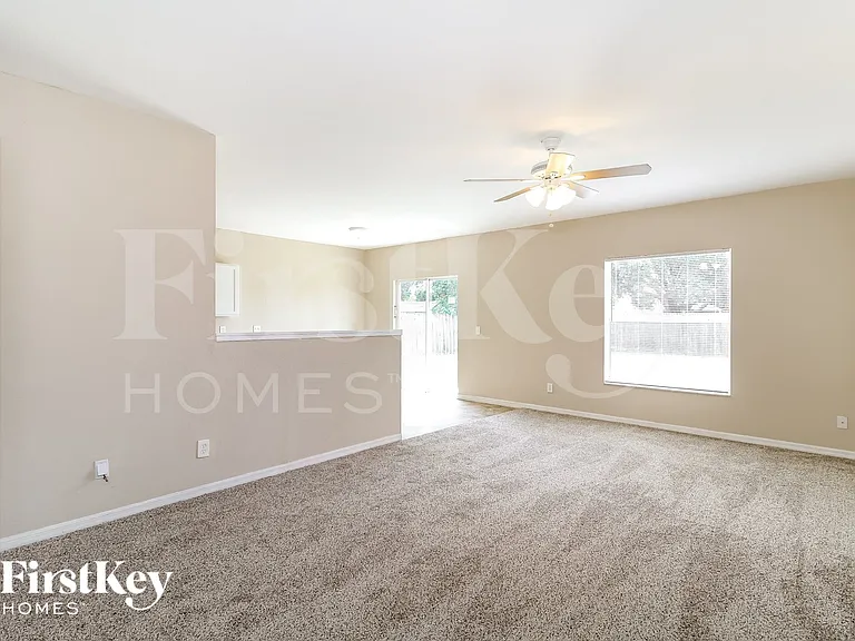 2067 N Chamberlain Blvd — Photo 3