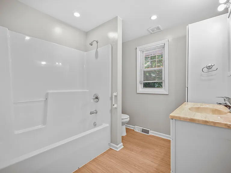 4 Thurston Ave — Photo 15