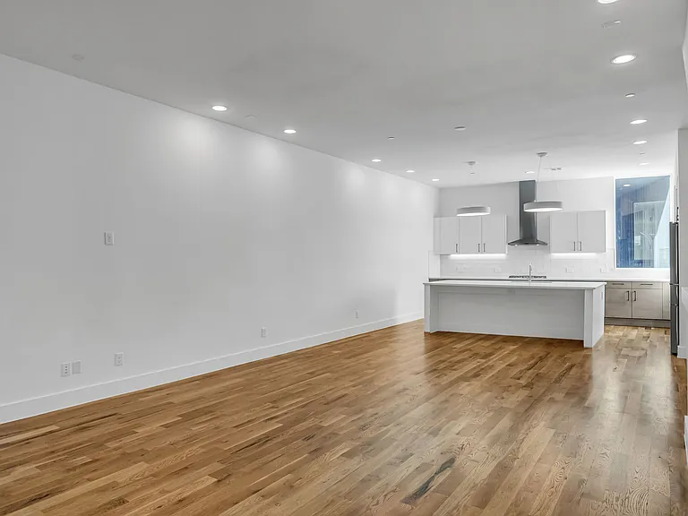 426 W 9th St #108 — Photo 14