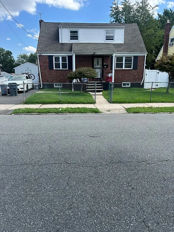 4 bed, 1.0 bath, 1300 sqft, $3,100 — Photo 1