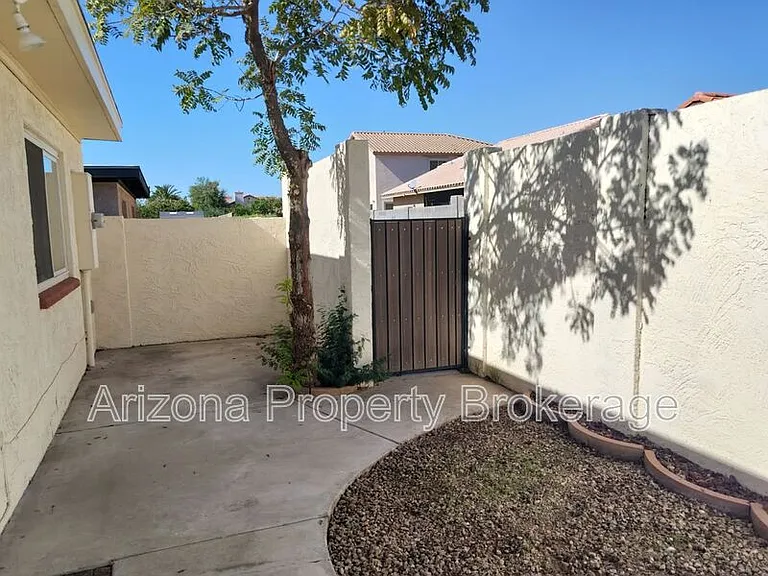2192 E Balboa Dr — Photo 30