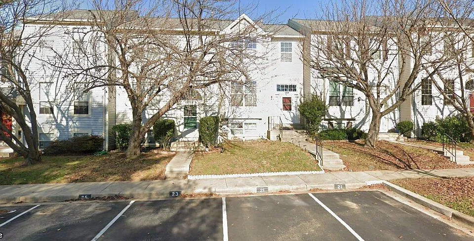 8121 Crabapple Ln