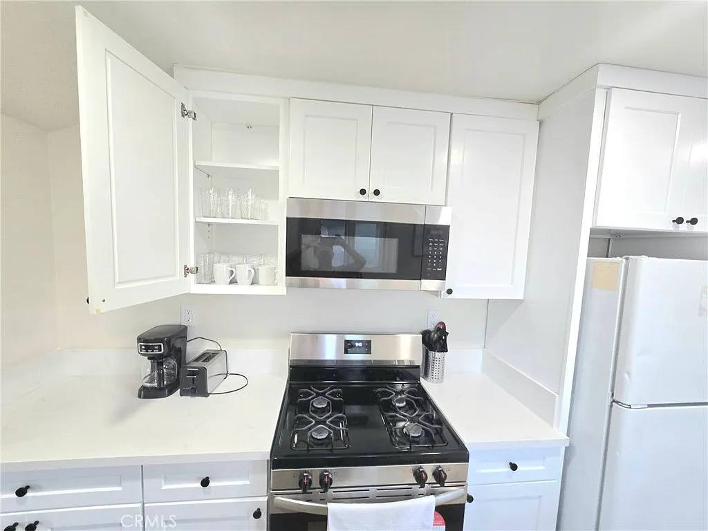 3 bed, 810 sqft, $3,000 — Photo 3