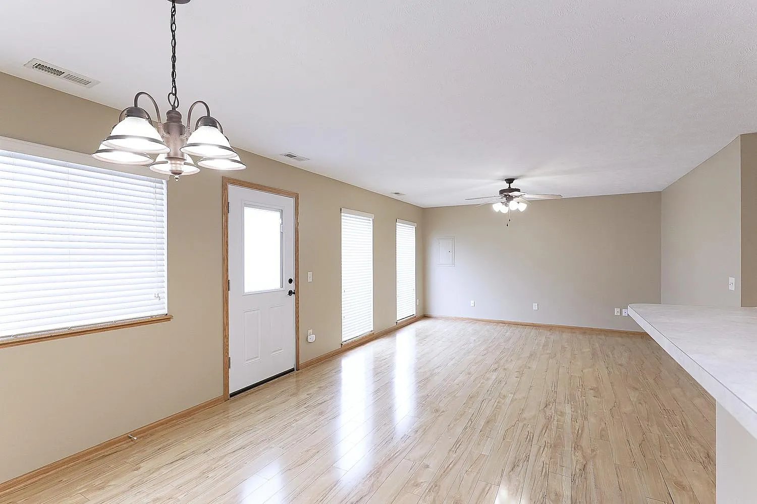 3 bed, 2.5 bath, 1739 sqft, $1,809 — Photo 4