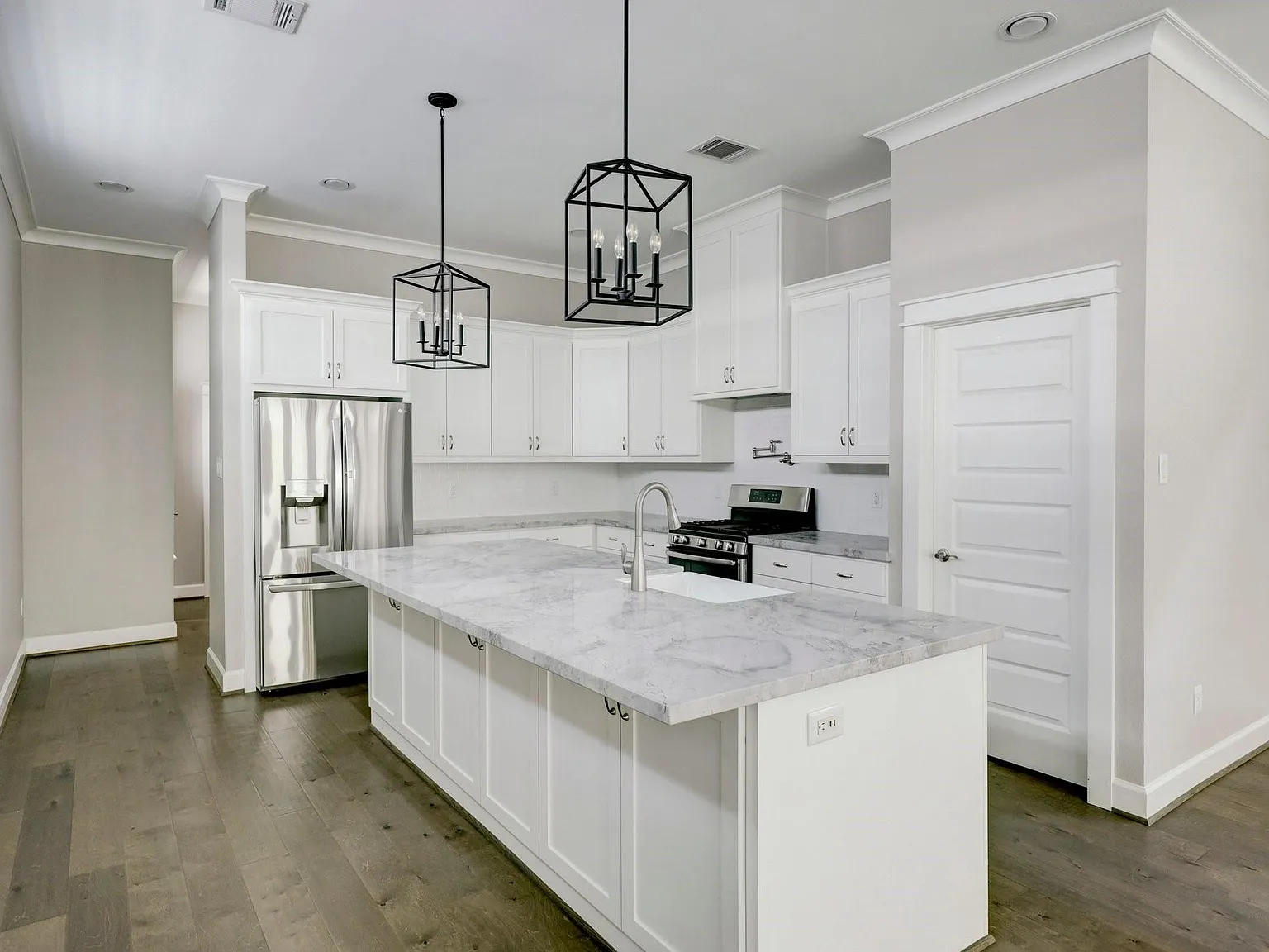 3 bed, 2.5 bath, 2328 sqft, $3,600 — Photo 4