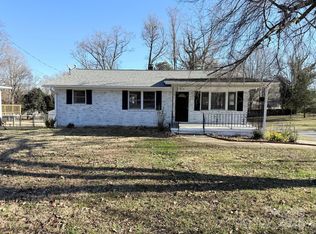 812 N Main St, Lowell, NC 28098