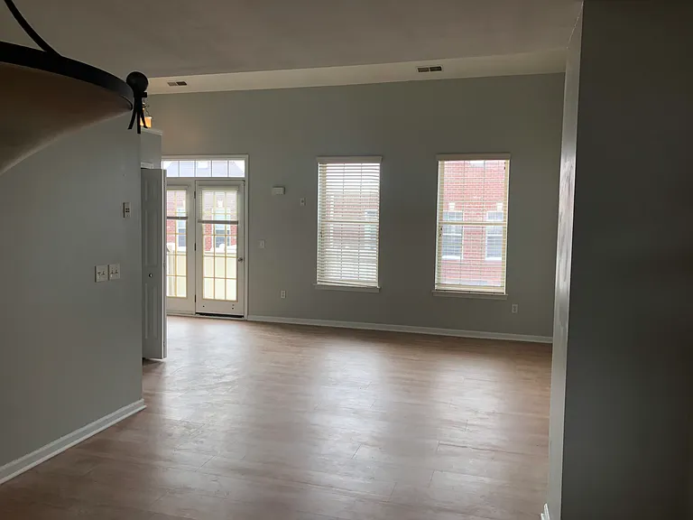 1112 Fountain View Cir — Photo 24