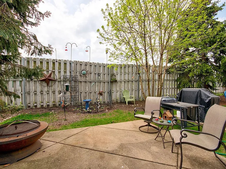 725 Blossom Ct — Photo 17