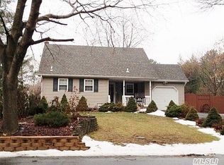 34 E Margin Rd, Ridge, NY 11961