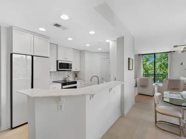 3040 Peachtree Rd NW Unit 211, Atlanta, GA 30305