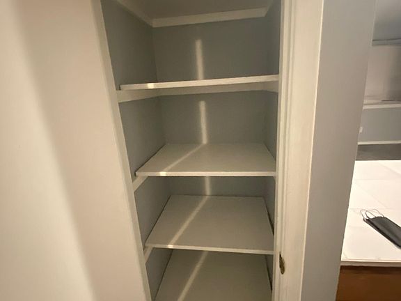 4th image of 1005 Southwestern Dr #1