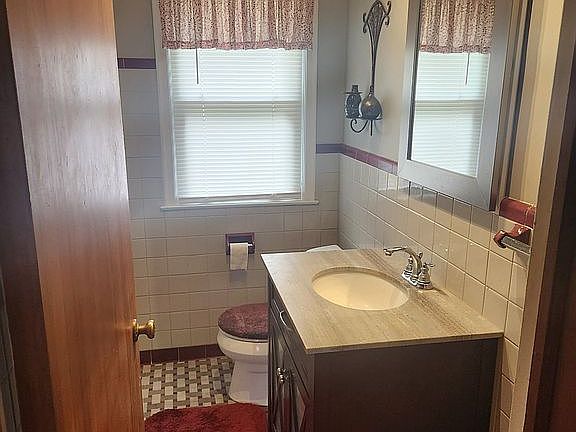 4th image of 1539 Hoyt Ave W